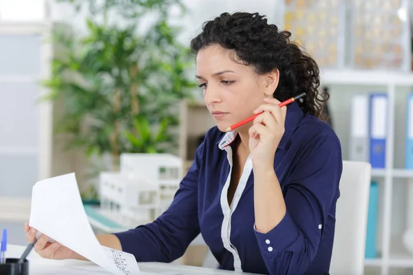 Frau Liest Zeitung Während Der Arbeit — Stockfoto