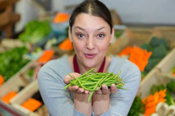 Femmina Positiva Vendere Fagiolini — Foto Stock