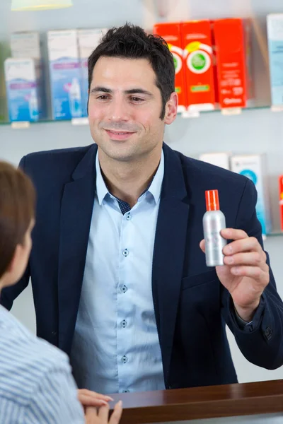 Egy Gyógyszertári Osztályon Dolgozó Férfi — Stock Fotó