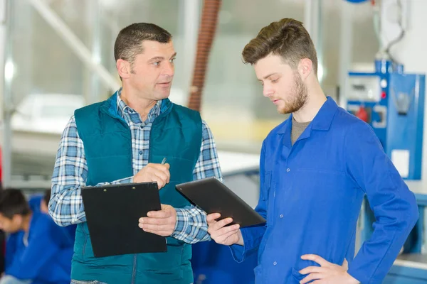 Hommes Travaillant Dans Une Usine Avec Tablette — Photo