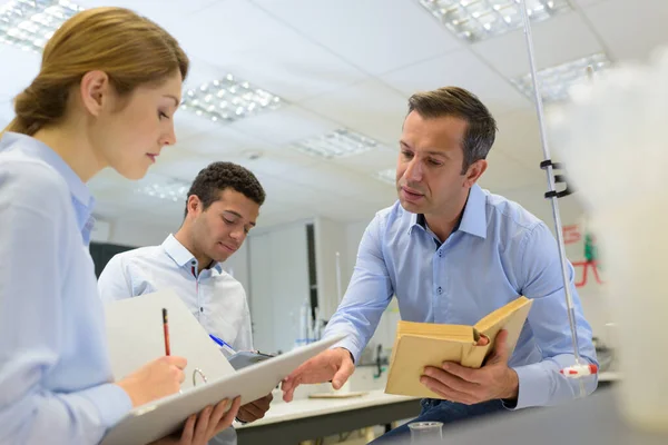 Insegnante Universitario Con Studenti Classe — Foto Stock