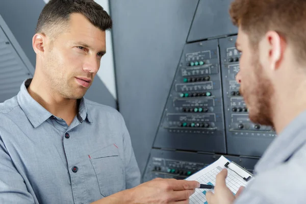 Ingénieur Aéronautique Apprenti Travaillant Dans Hangar — Photo