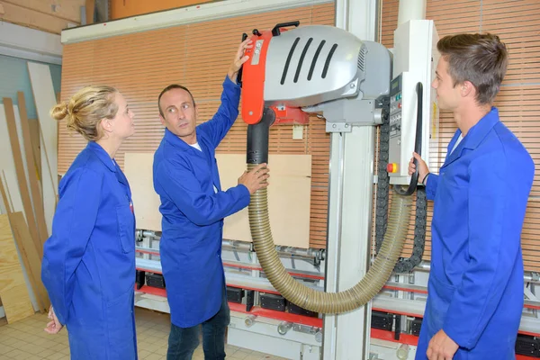 Equipe Trabalhadores Que Operam Uma Máquina — Fotografia de Stock