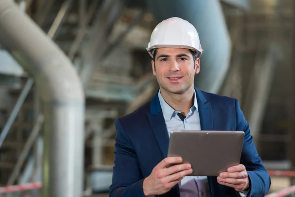 Jonge Mannelijke Supervisor Met Behulp Van Tablet Industrie — Stockfoto