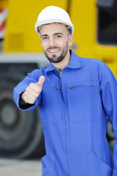 Tung Utrustning Operatör Visar Tecken — Stockfoto