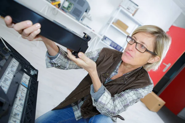 Womanperforming Toner Change Printer Maintenance — Stock Photo, Image