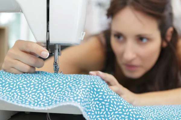 Femme Cousant Dans Son Atelier — Photo