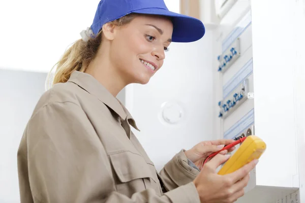 Mujer Medición Corriente Eléctrica —  Fotos de Stock