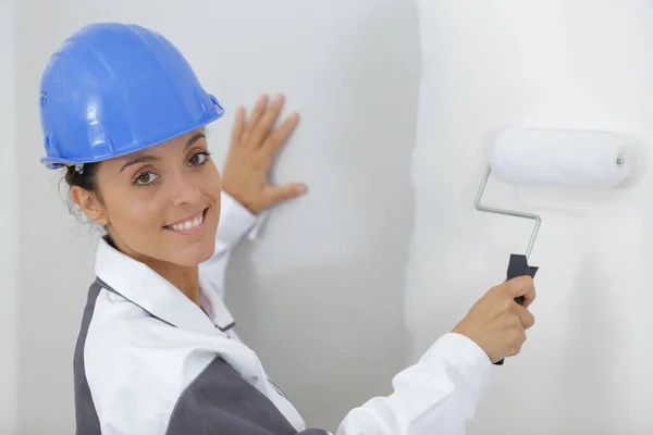 Giovane Donna Che Dipinge Muro Nella Sua Casa — Foto Stock