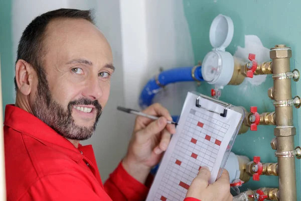 Techniker Liest Den Wasserzähler Den Verbrauch Überprüfen — Stockfoto