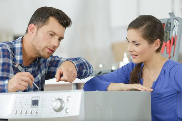 Man Vrouw Checkin Een Gebroken Wasmachine — Stockfoto