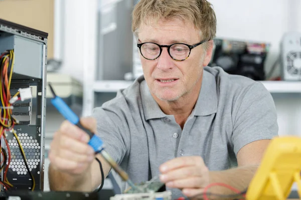 Engenheiro Informática Sênior Trabalhando Console Quebrado — Fotografia de Stock