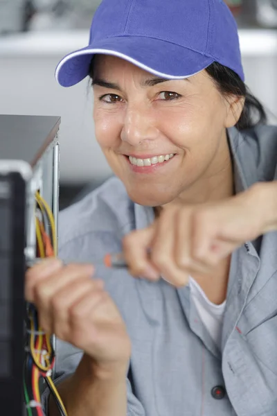 Gelukkig Volwassen Vrouw Vaststelling Van Een — Stockfoto