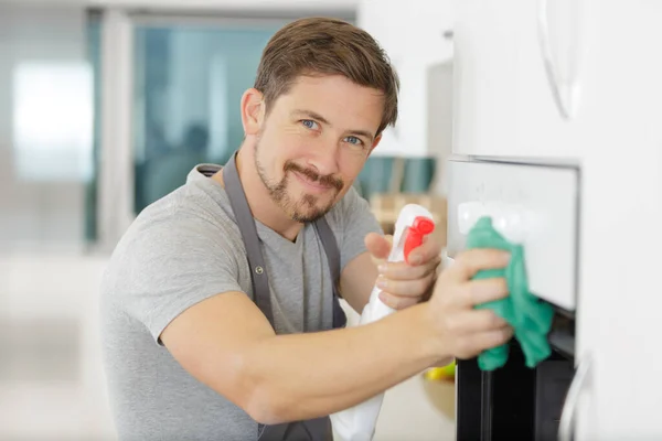 Man Wiping Oven — Stock Photo, Image