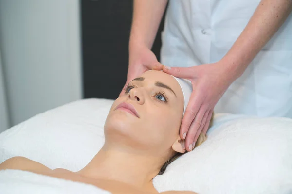 Mulher Com Massagem Profissional Cabeça — Fotografia de Stock