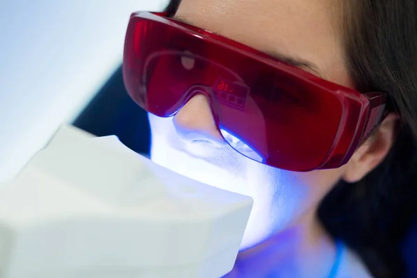 歯の手順のための保護ゴーグルを着けている女性 — ストック写真