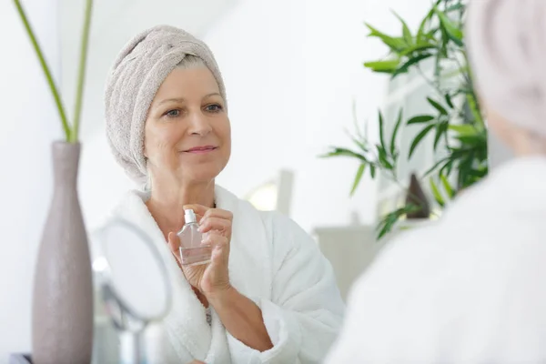 Donna Anziana Con Asciugamano Bianco Applicando Profumo — Foto Stock
