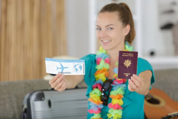 Retrato Mujer Joven Mostrando Tarjeta Embarque Pasaporte —  Fotos de Stock
