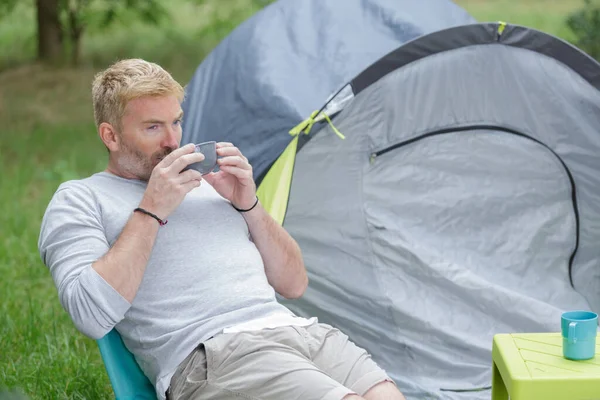 Man Drinkt Koffie Naast Zijn Tent — Stockfoto