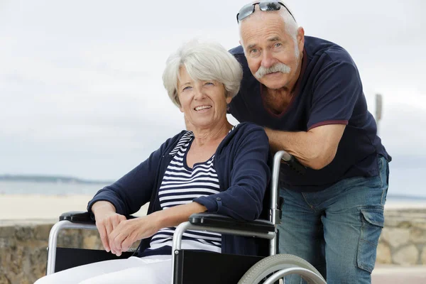 Tekerlekli Sandalyedeki Yaşlı Adam Kadın — Stok fotoğraf