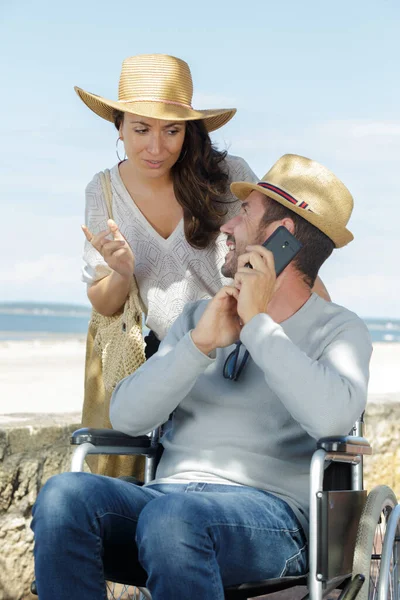 Par Vid Havet Man Rullstol Med Hjälp Telefon — Stockfoto