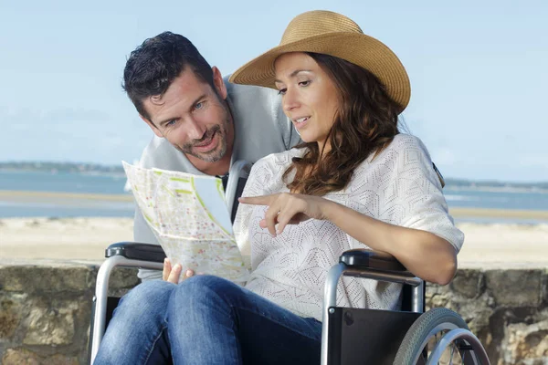 Behinderte Frau Rollstuhl Und Freund Urlaub — Stockfoto