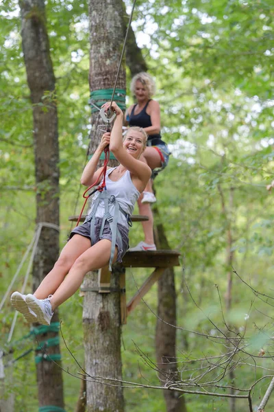 Freunde Versuchen Mit Der Zipline — Stockfoto