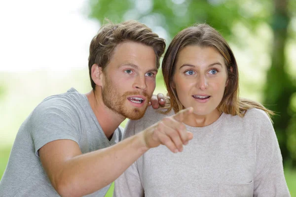 Casal Olhando Para Algo Floresta — Fotografia de Stock