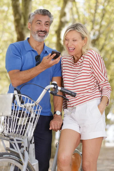 Mooi Paar Met Behulp Van Een Smartphone Glimlachen — Stockfoto