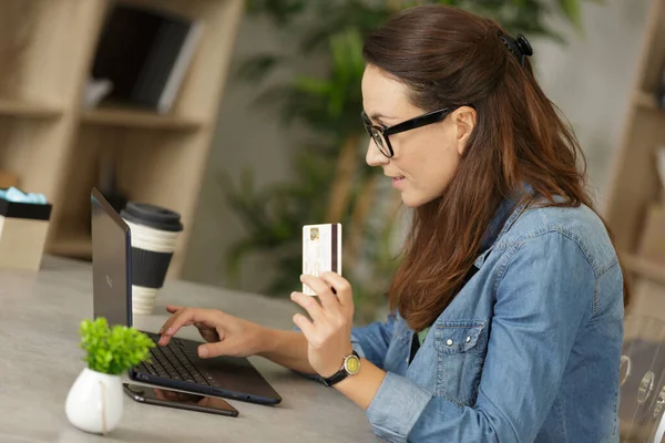 Mulher Compra Online Com Cartão Crédito — Fotografia de Stock