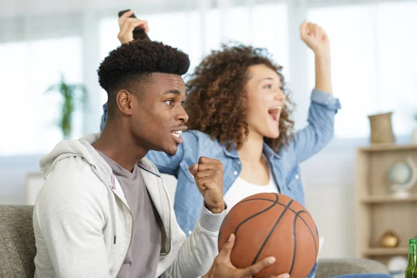 Casal Está Assistindo Jogo Basquete Sofá Casa — Fotografia de Stock