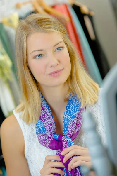 Vrouw Zetten Een Sjaal — Stockfoto