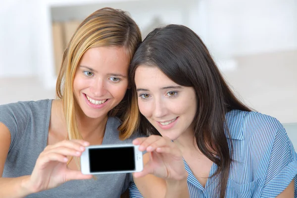 Två Vänner Tar Selfie — Stockfoto