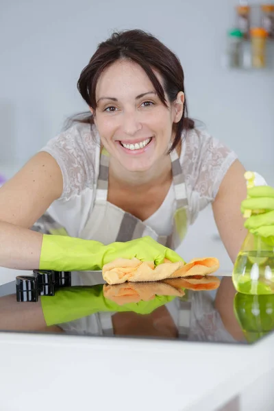 Portret Van Vrouw Schoonmaken Oven Thuis — Stockfoto