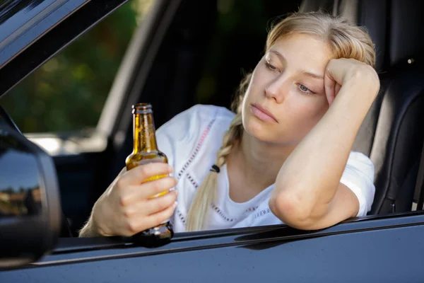 Женщина Пьет Пиво Время Вождения Автомобиля — стоковое фото