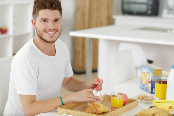 穿着休闲装的快乐男人吃早餐的照片 — 图库照片