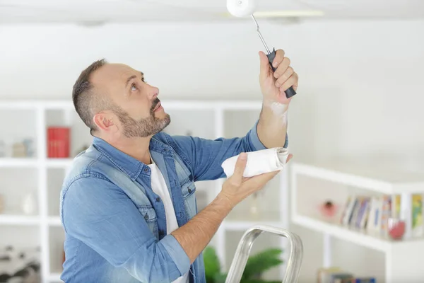 Een Man Die Het Plafond Schildert — Stockfoto