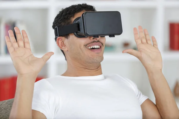 Muž Studiu Nosí Virtuální Realita Sluchátka Hrát Hru — Stock fotografie