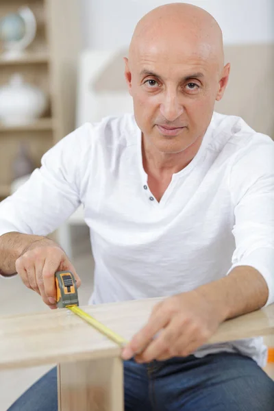 Hombre Que Mide Pieza Madera Para Montaje Muebles — Foto de Stock