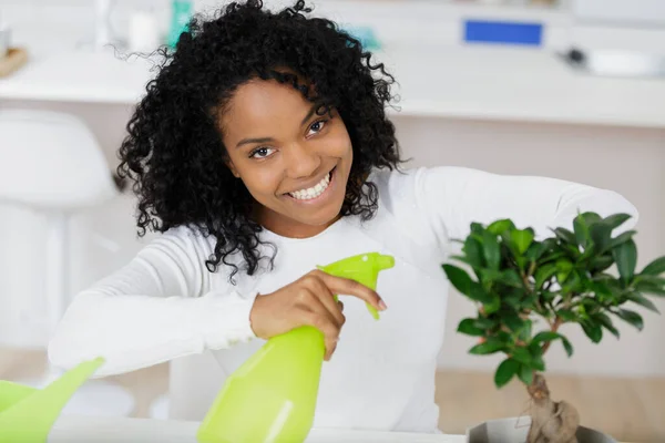 Aantrekkelijke Vrouw Botanicus Spuiten Een Zaailing — Stockfoto