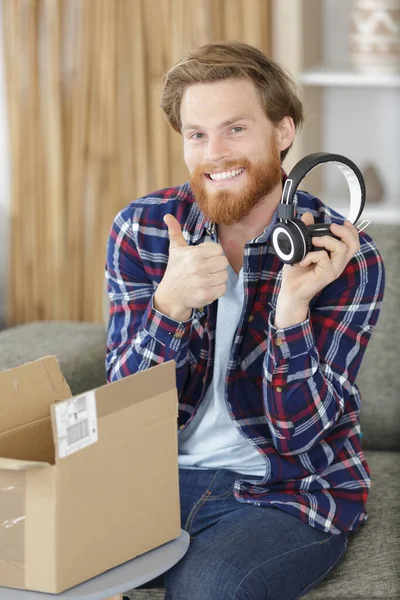 Young Man Receiving Delivery Headphones — Stock Photo, Image