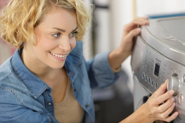 Jovem Mulher Feliz Usando Máquina Lavar Roupa Sala Serviço — Fotografia de Stock