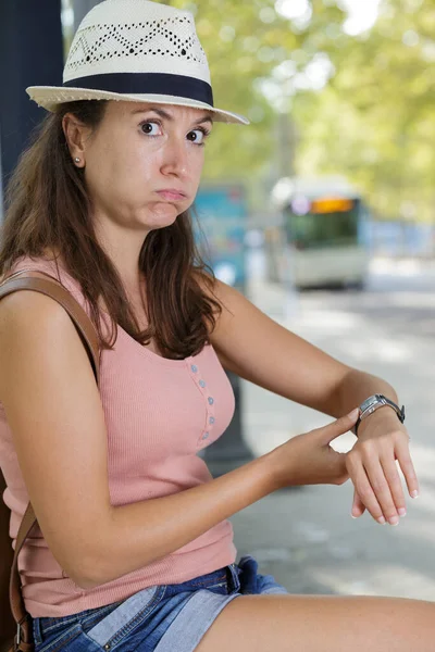 Jonge Vrouw Zoek Naar Haar Horloge Busstation — Stockfoto