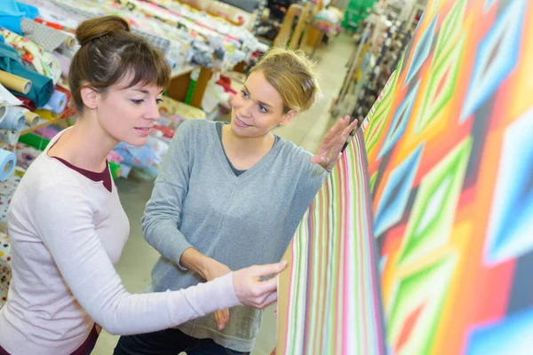 Nők Szövetet Választják Boltban — Stock Fotó