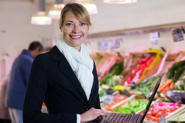Kommissarin Einem Gemüsehändler Mit Laptop — Stockfoto