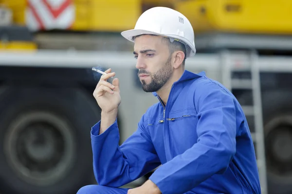 Porträtt Manlig Arbetare Rökning Arbetare Man Utomhus — Stockfoto