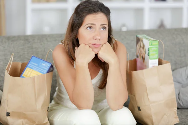 Besorgte Junge Hausfrau Untersucht Check Nach Dem Einkauf — Stockfoto