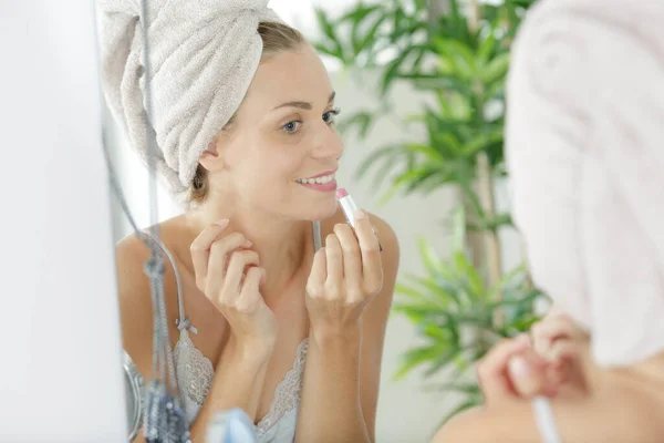 Een Gelukkige Vrouw Gebruikt Lippenstift — Stockfoto