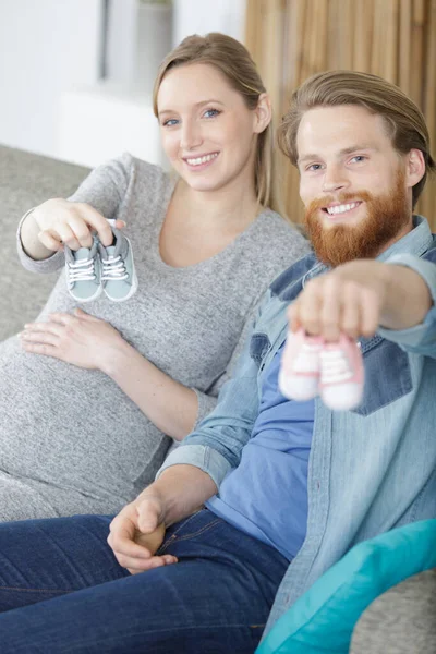 Pareja Cultivos Con Pequeño Calzado Las Manos — Foto de Stock