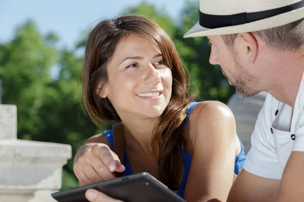 Pareja Usando Una Tableta Ciudad — Foto de Stock